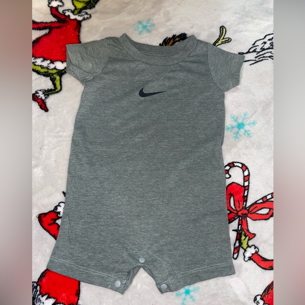 Nike 
Baby size 0-6 m 
Gender neutral 
great condition
